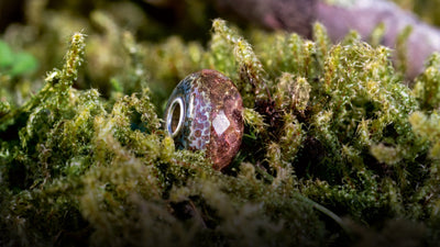 Trollbeads Day bead - Troll Agate laying on moss